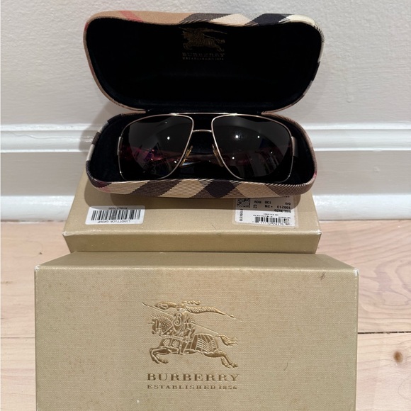 Burberry Black Sunglasses with Durable Hard-Shell Case - Picture 1 of 5
